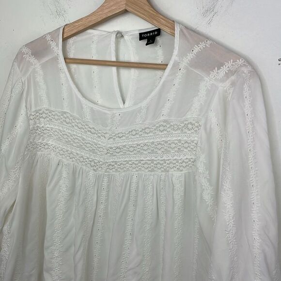 Torrid White Eyelet & Lace Embroidered Hi-Lo Blouse size 1X - Picture 3 of 14